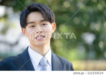 屋外でスーツを着た若い新卒のような男性のカメラ目線　春夏のクローズアップ 122258524