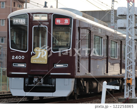 阪急京都本線を走行する2300系特急京都河原町ゆき (2300) 122258865