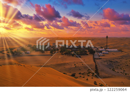 ドバイの砂漠に広がる夕焼け雲 122259064