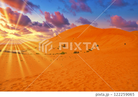 ドバイの砂漠に広がる夕焼け雲 122259065
