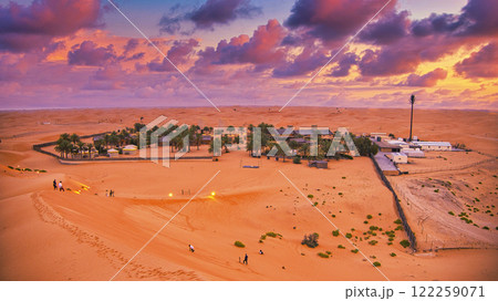 ドバイの砂漠に広がる夕焼け雲 122259071