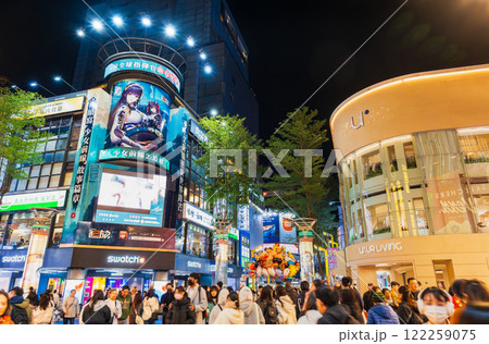 台北 西門町のメインストリート ※一部ソフトフォーカス 台北 西門町のメインストリート ※一部ソフトフォーカス 122259075