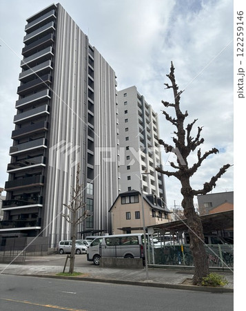2棟並んだ別々のマンション 122259146