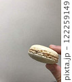 クリーム色の可愛いマカロン 122259149