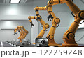 大型産業用ロボットの稼働する工場 122259248