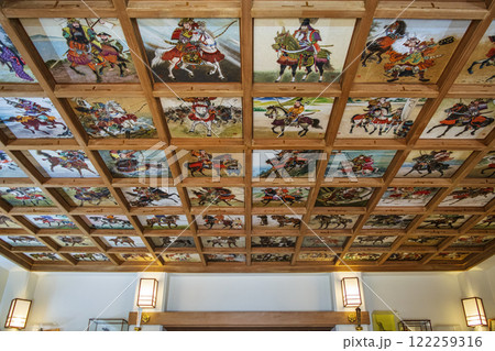 東京都台東区　矢先稲荷神社　拝殿内格子天井　日本馬乗史100枚の天井絵が奉納されている神社 122259316