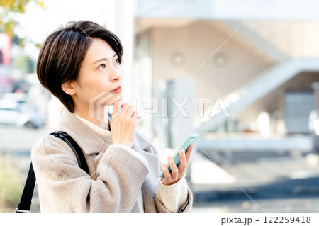 屋外でスマホを見る女性 屋外でスマホを見る女性 122259418