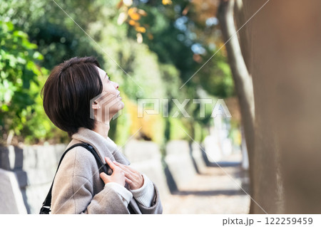 屋外を歩く女性 屋外を歩く女性 122259459