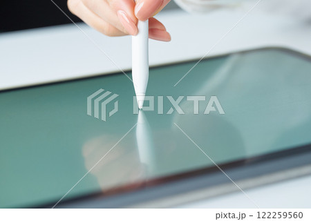 スタイラスペンを持つ手元 スタイラスペンを持つ手元 122259560