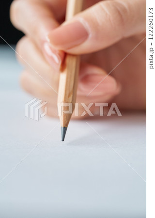 鉛筆を持つ手元と白紙 122260173