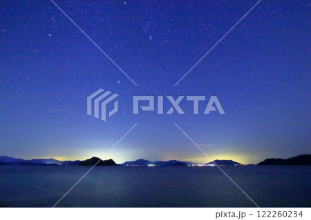星空の下に浮かぶ とびしま海道と小芝島 星空の下に浮かぶ とびしま海道と小芝島 122260234