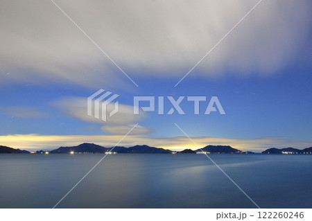 四国の町明りによって 浮かび上がる とびしま海道 122260246