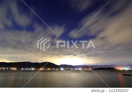 牡蠣筏が浮かぶ 夜の瀬戸内海 122260267