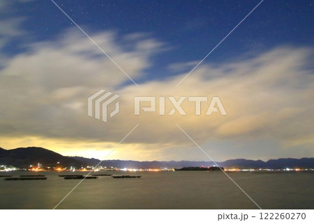 牡蠣筏が浮かぶ 夜の瀬戸内海 122260270