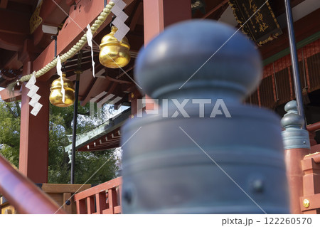 亀戸天神社本殿のしめ縄と紙垂【神社イメージ】 亀戸天神社本殿のしめ縄と紙垂【神社イメージ】 122260570