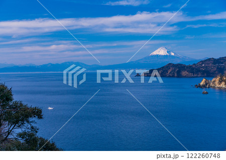 【静岡県】西伊豆の海に浮かぶ漁船・黄金崎・恋人岬の向こうに富士山 【静岡県】西伊豆の海に浮かぶ漁船・黄金崎・恋人岬の向こうに富士山 122260748