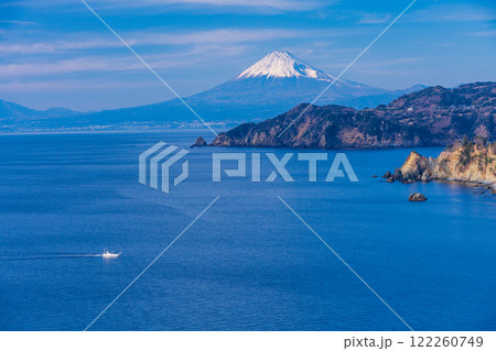 【静岡県】西伊豆の海に浮かぶ漁船・黄金崎・恋人岬の向こうに富士山 122260749