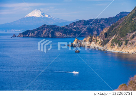 【静岡県】西伊豆の海に浮かぶ漁船・黄金崎・恋人岬の向こうに富士山 122260751