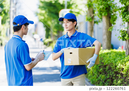 荷物を届ける宅配便の若いドライバー 122260761