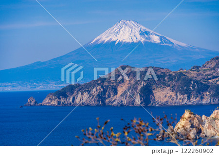 【静岡県】西伊豆の海岸線・黄金崎・恋人岬の向こうに富士山 【静岡県】西伊豆の海岸線・黄金崎・恋人岬の向こうに富士山 122260902