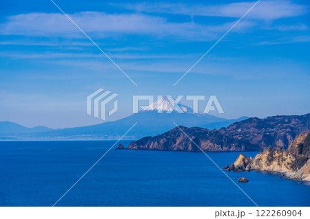 【静岡県】西伊豆の海岸線・黄金崎・恋人岬の向こうに富士山 122260904