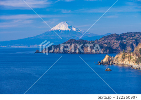 【静岡県】西伊豆の海岸線・黄金崎・恋人岬の向こうに富士山 【静岡県】西伊豆の海岸線・黄金崎・恋人岬の向こうに富士山 122260907