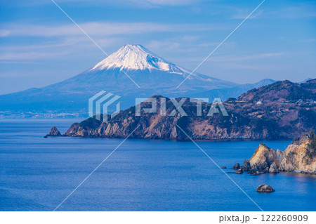 【静岡県】西伊豆の海岸線・黄金崎・恋人岬の向こうに富士山 122260909