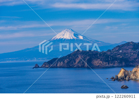 【静岡県】西伊豆の海岸線・黄金崎・恋人岬の向こうに富士山 122260911