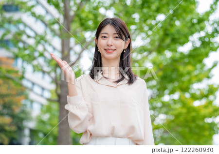 ご案内をする日本人女性 ご案内をする日本人女性 122260930