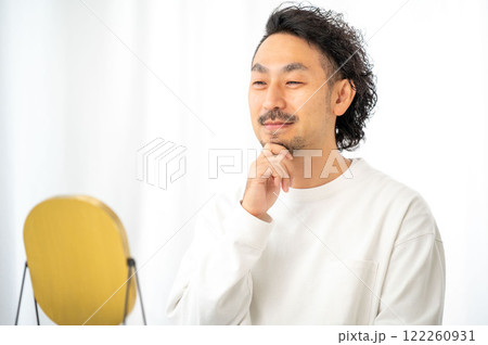 鏡で肌を確認する日本人男性 鏡で肌を確認する日本人男性 122260931