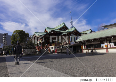 亀戸天神社の本殿と東京スカイツリー 122261111