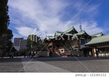 亀戸天神社の本殿と東京スカイツリー 122261112