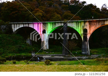 ライトアップされた日本夜景遺産めがね橋 122261250