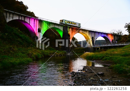 ライトアップされた日本夜景遺産めがね橋 122261258