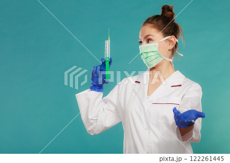 Professionalist in mask with syrigne 122261445
