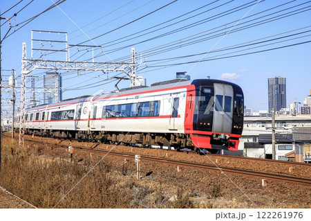 名古屋のビル群をバックに走る名鉄2200系特急電車 名古屋のビル群をバックに走る名鉄2200系特急電車 122261976