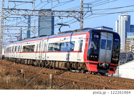 名古屋のビル群をバックに走る名鉄2200系特急電車 名古屋のビル群をバックに走る名鉄2200系特急電車 122261984