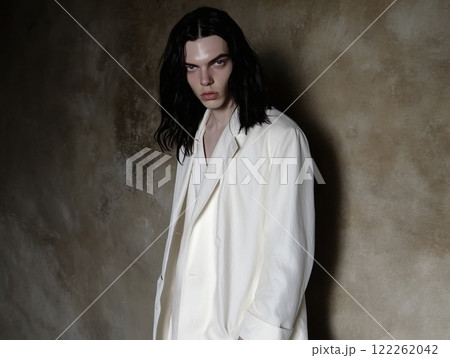 AI生成画像　西洋人の黒髪ロングヘアの男性のファッションポートレート 122262042