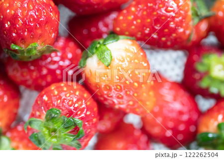 水洗いしたいちごのイメージ (写真素材) 水洗いしたいちごのイメージ (写真素材) 122262504