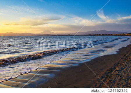 江ノ島 片瀬西浜海水浴場の夕景と富士山(神奈川県藤沢市) 江ノ島 片瀬西浜海水浴場の夕景と富士山(神奈川県藤沢市) 122262522