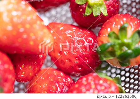 水洗いしたいちごのイメージ (写真素材) 水洗いしたいちごのイメージ (写真素材) 122262680