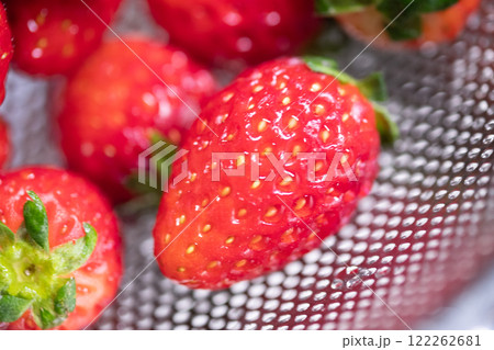 水洗いしたいちごのイメージ　(写真素材) 122262681