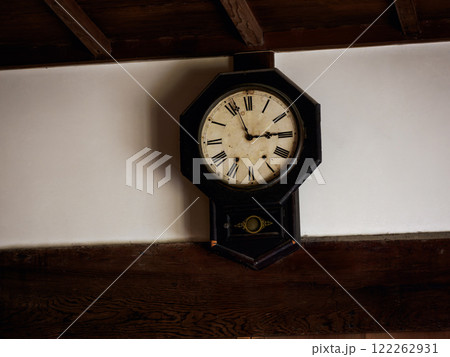古い壁掛け時計 122262931