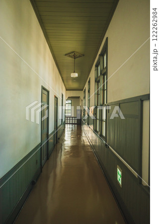 【あがたの森文化会館】レトロな廊下【旧松本高等学校】 【あがたの森文化会館】レトロな廊下【旧松本高等学校】 122262984