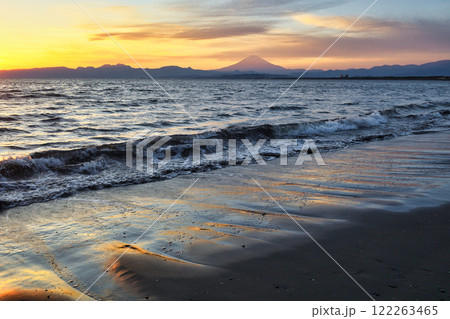 江ノ島 片瀬西浜海水浴場の夕景と富士山(神奈川県藤沢市) 江ノ島 片瀬西浜海水浴場の夕景と富士山(神奈川県藤沢市) 122263465