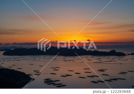 岡山県瀬戸内市　虫明湾の朝焼けと牡蠣筏 122263688