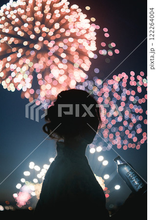 【夏イメージ】花火と浴衣と女性のシルエット 【夏イメージ】花火と浴衣と女性のシルエット 122264004