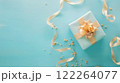 ホワイトデーのゴールドのリボンが付いたプレゼントボックス 122264077
