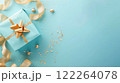 ホワイトデーのゴールドのリボンが付いたプレゼントボックス 122264078