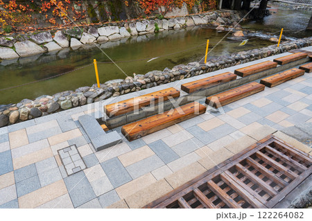 兵庫県新温泉町　湯村温泉の川沿いの足湯 122264082